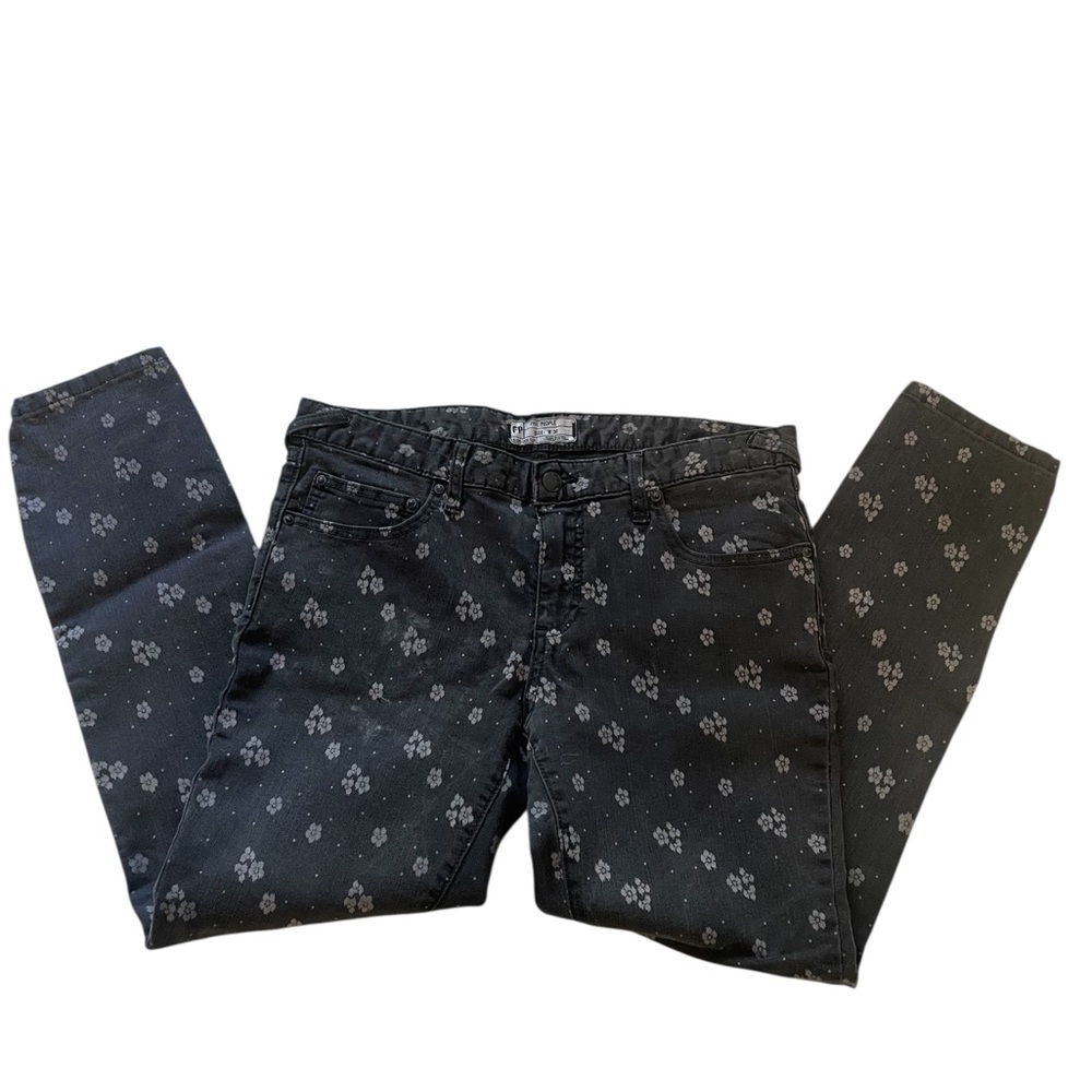 Free People Cool girl Chic Black Skinny Jeans with white Floral Flair, size 30 - Picture 3 of 8